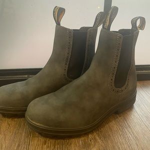 Hardly worn navy blue Blundstone boots